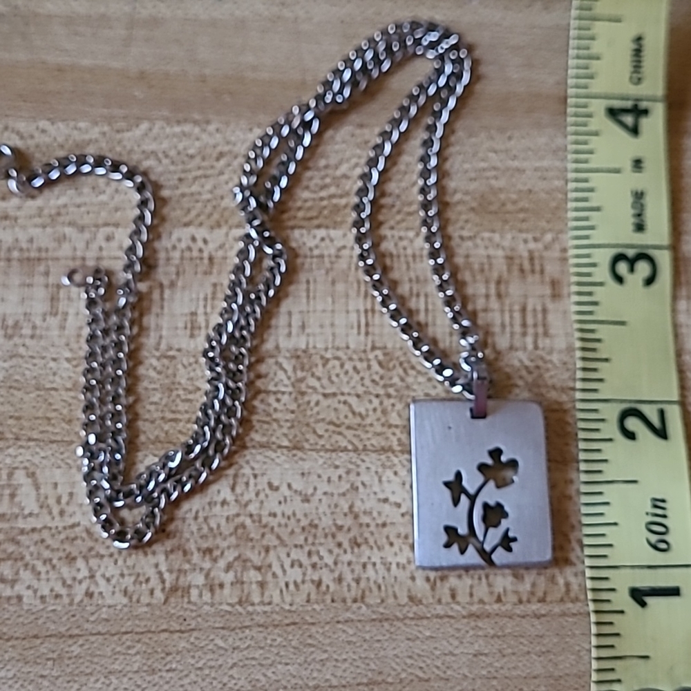 Silver tone cut out flower necklace